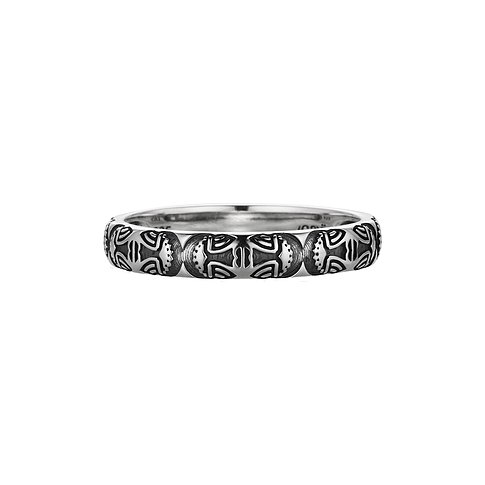 Caï Ring aus 925er Silber mit dekorativem Muster.