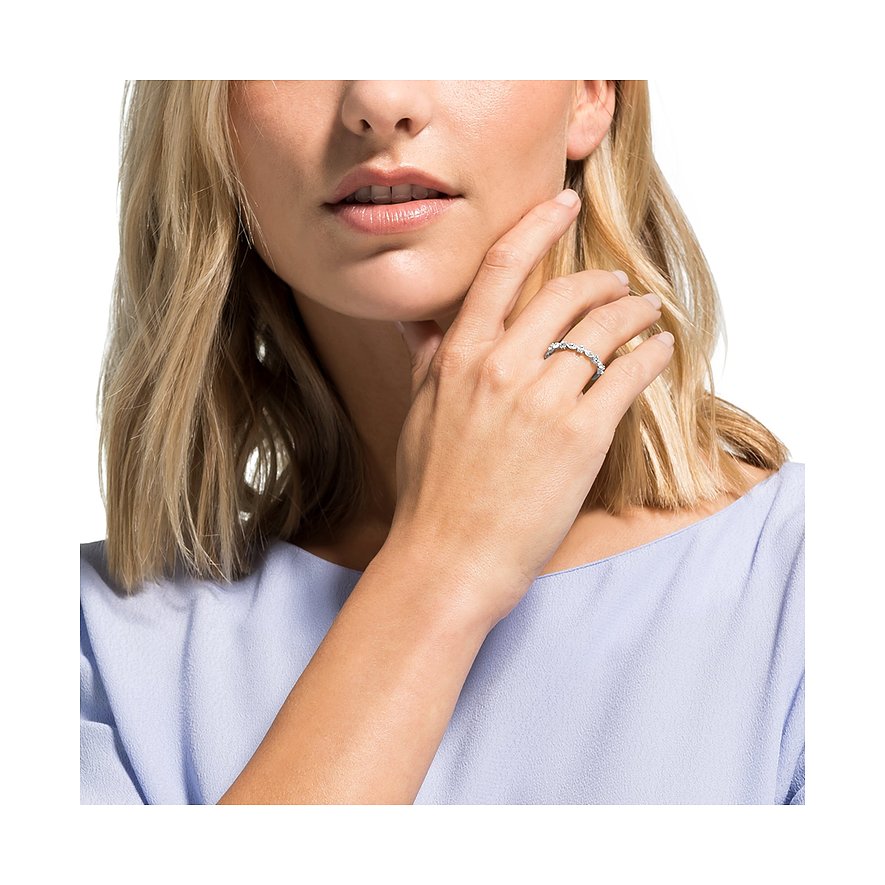 FAVS Ring aus 925er Silber mit weißen Zirkonia.