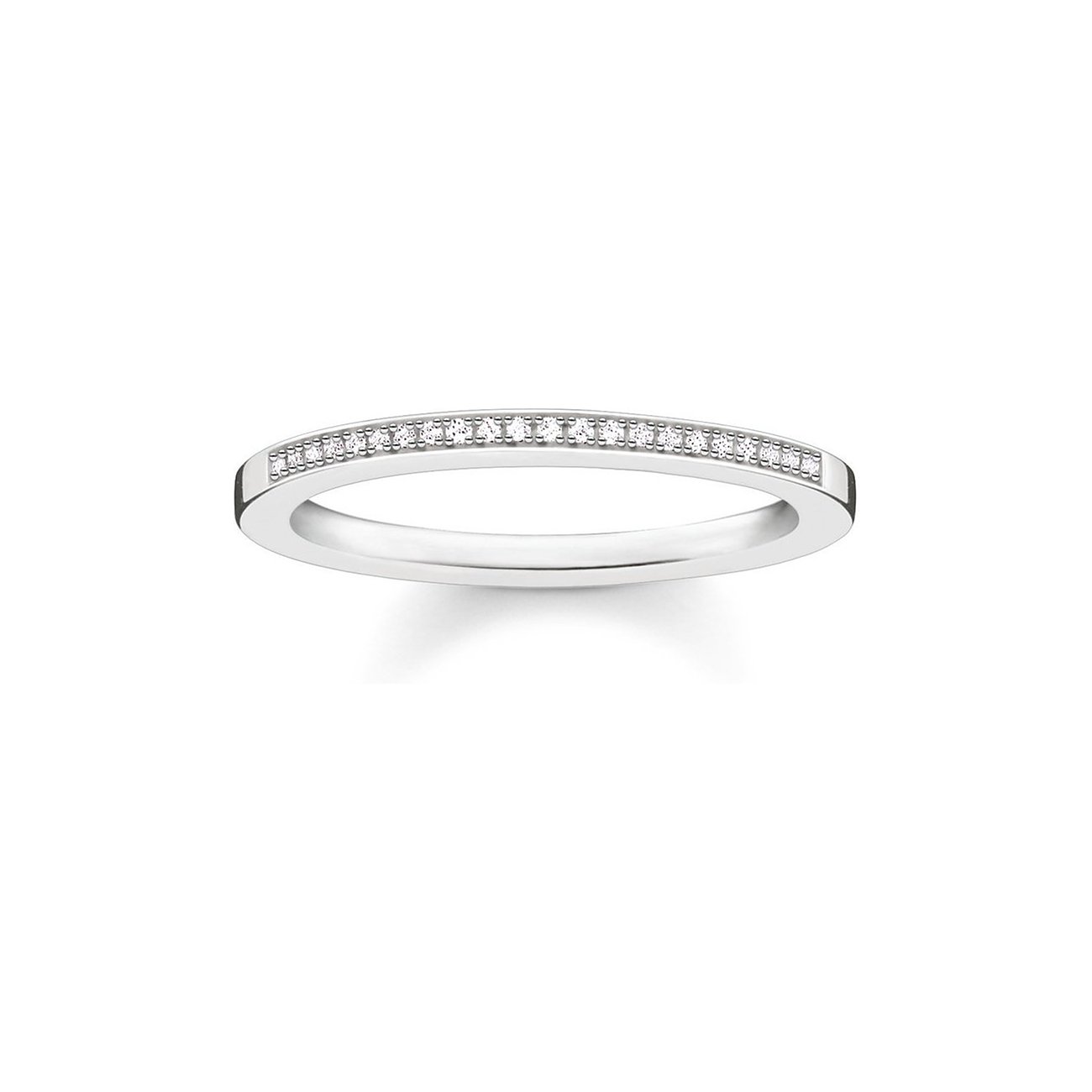 Thomas Sabo Ring aus Silber, besetzt mit vielen kleinen, glitzernden Diamanten auf der oberen Hälfte.