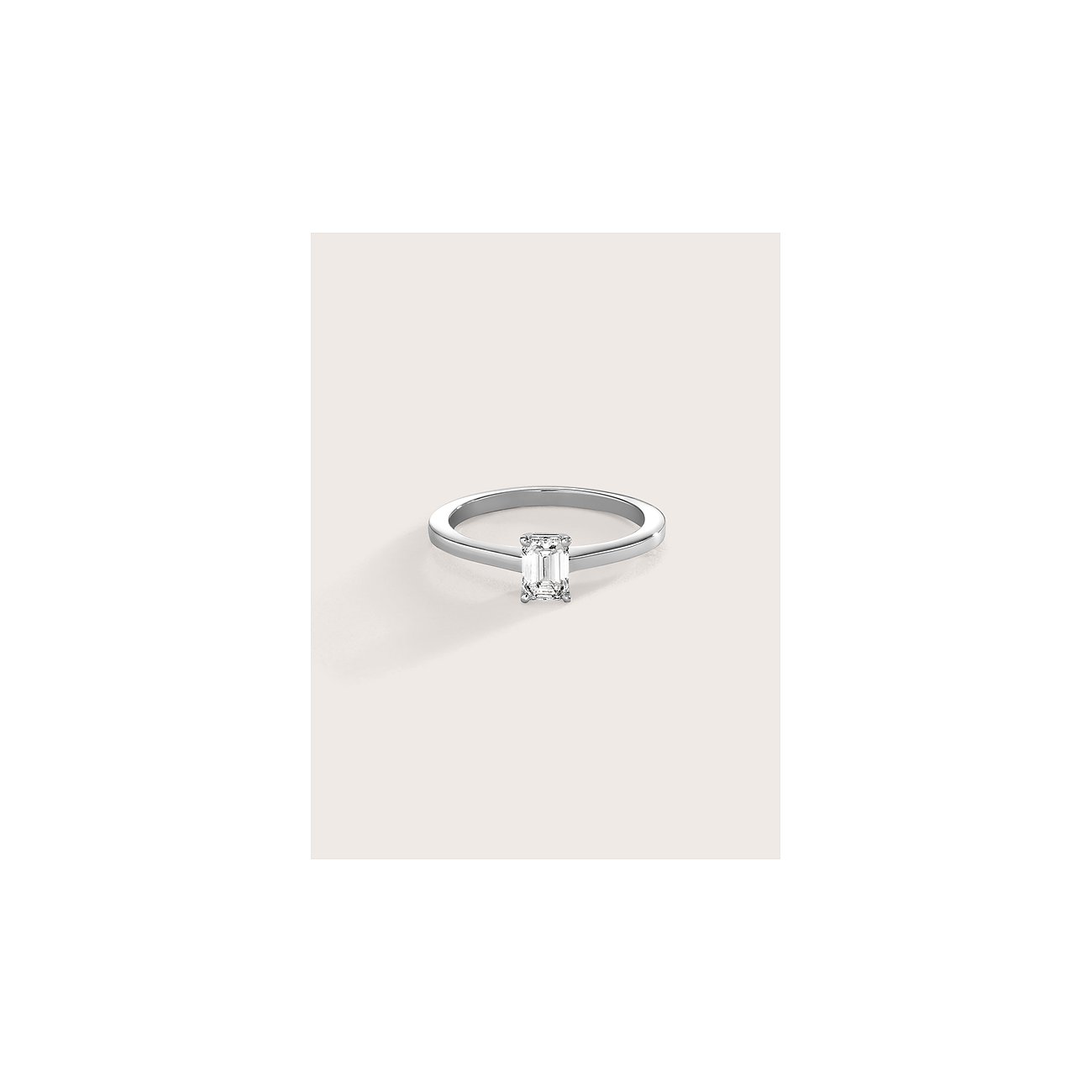 CHRIST Ring aus 750er Weißgold mit einem mittig sitzenden, rechteckigen Diamanten.