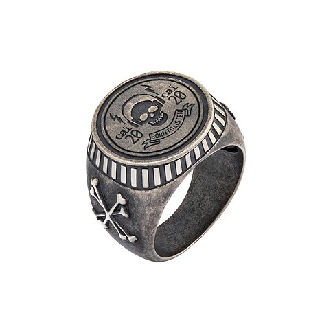 Caï Ring aus 925er Silber mit Totenkopf-Motiv und gekreuzten Knochen.