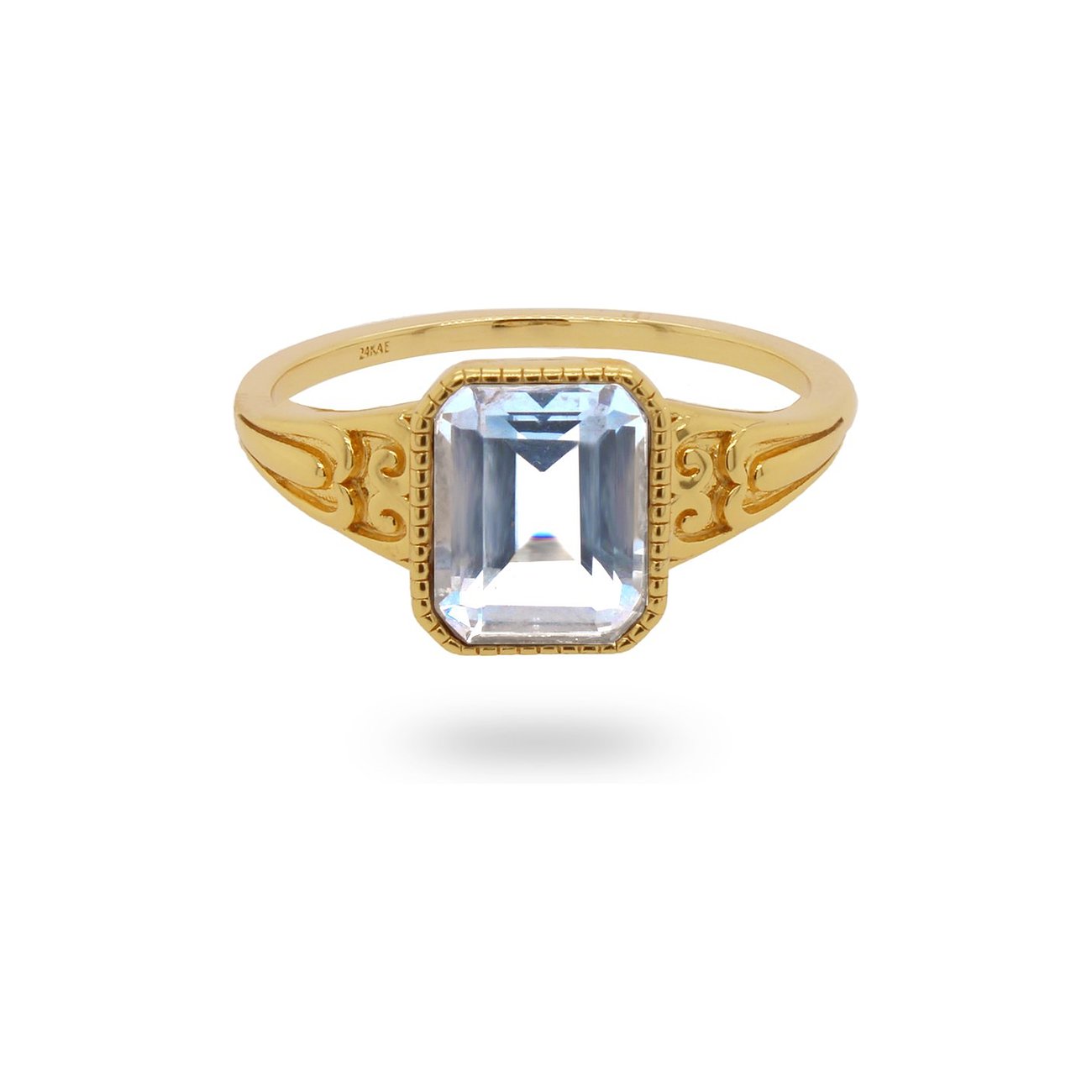 Ein goldener Ring der Marke 24 Kae aus Silber mit einem rechteckigen, hellblauen Kristall in der Mitte.