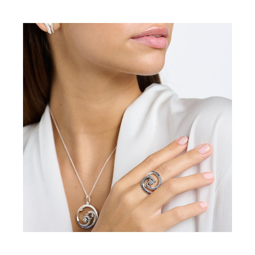 Nahaufnahme eines silbernen Thomas Sabo Rings mit Spiraldesign und dunkelblauen Spinell Farbsteinen auf einem Model.