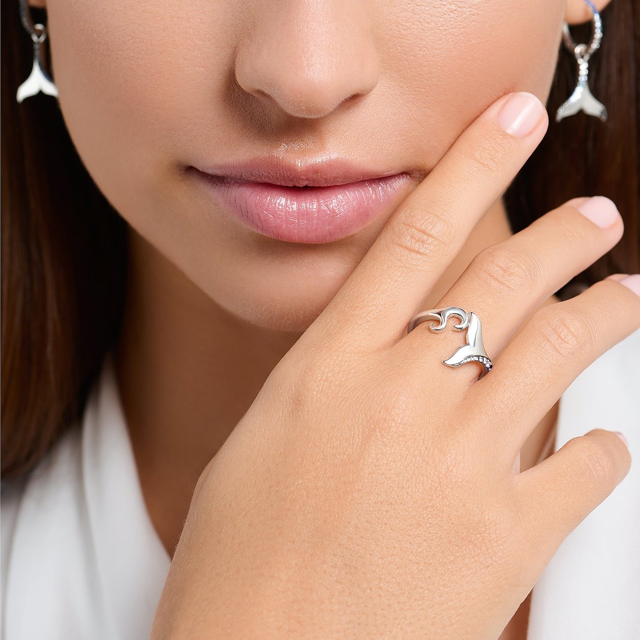 Thomas Sabo Ring aus 925er Silber mit weißen Spinellen und einem Delfinschwanz-Design.