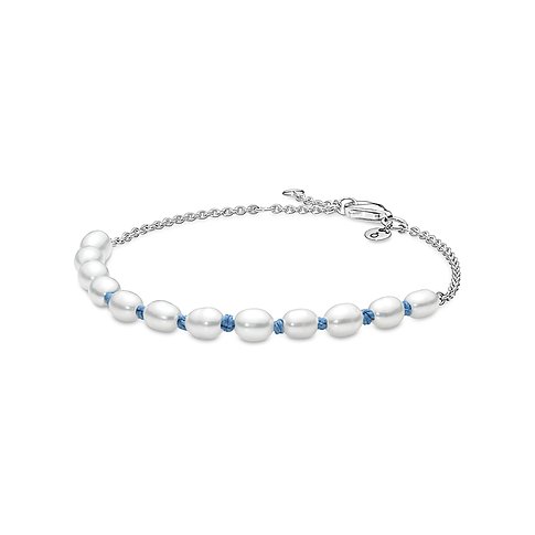 Pandora Armband aus 925er Silber mit Perlen an blauem Textil.