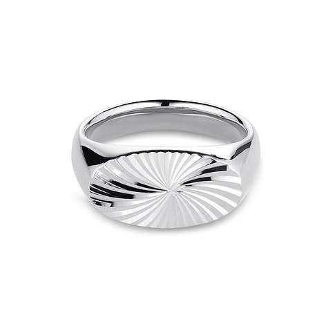 Jane Kønig Ring aus 925er Silber mit strahlenförmigem Muster.