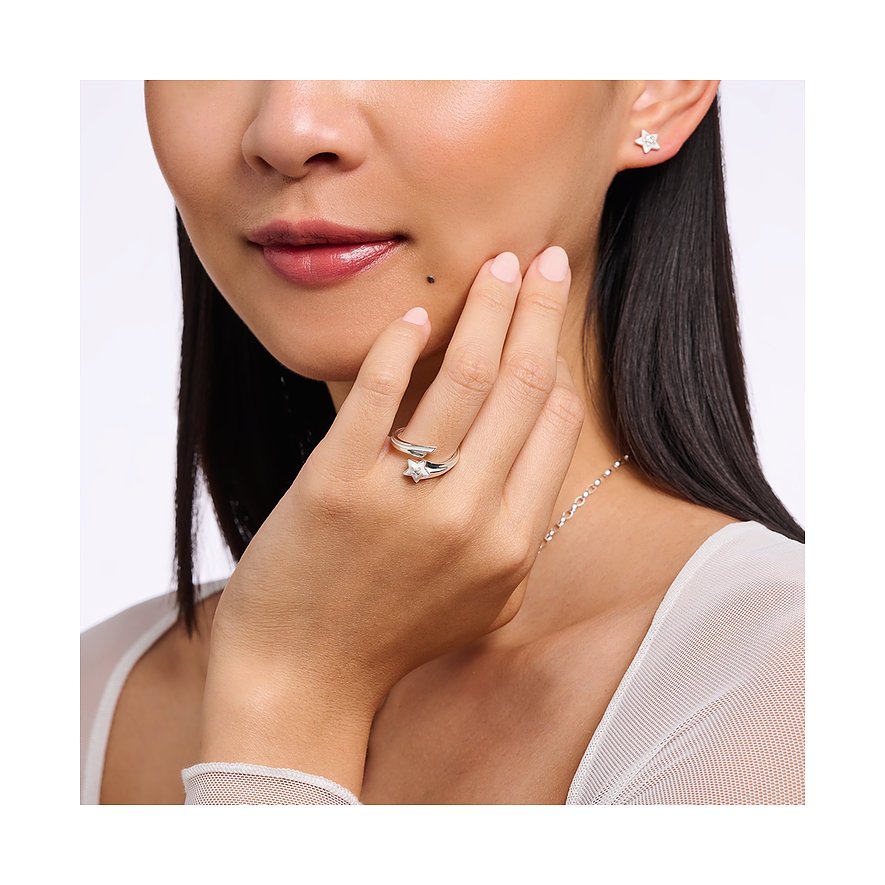 Ein Thomas Sabo Ring aus 925er Silber mit Zirkonia in Sternform an der Hand eines Models getragen.
