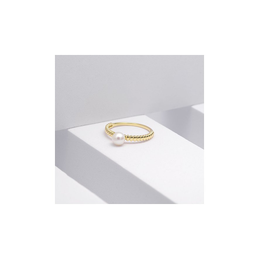 CHRIST Ring aus 585 Gelbgold mit Perle und gerilltem Band.