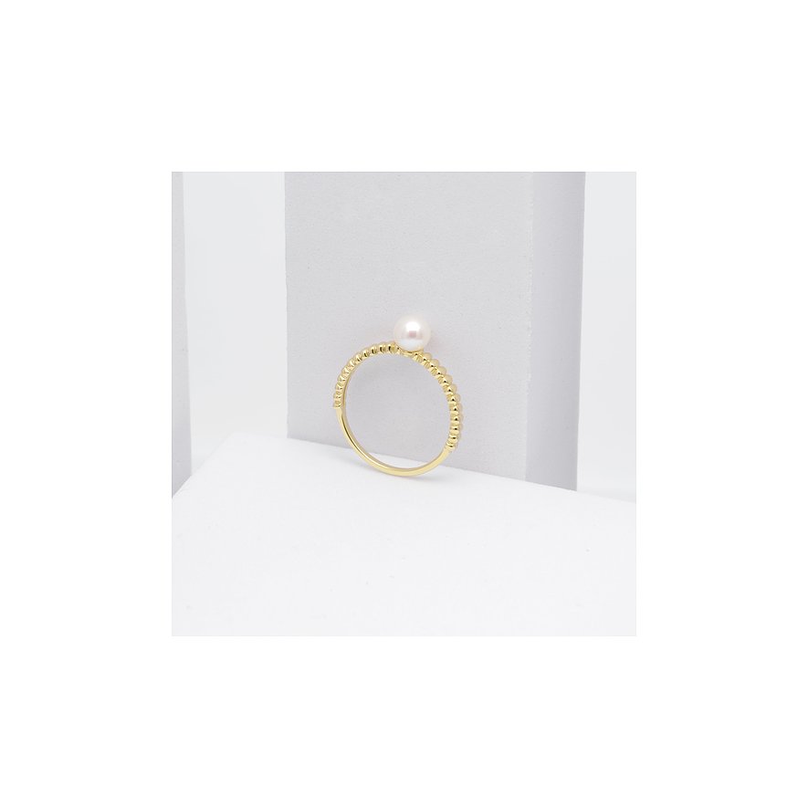 CHRIST Damenring aus 585 Gelbgold mit Perle und Perlenmuster.
