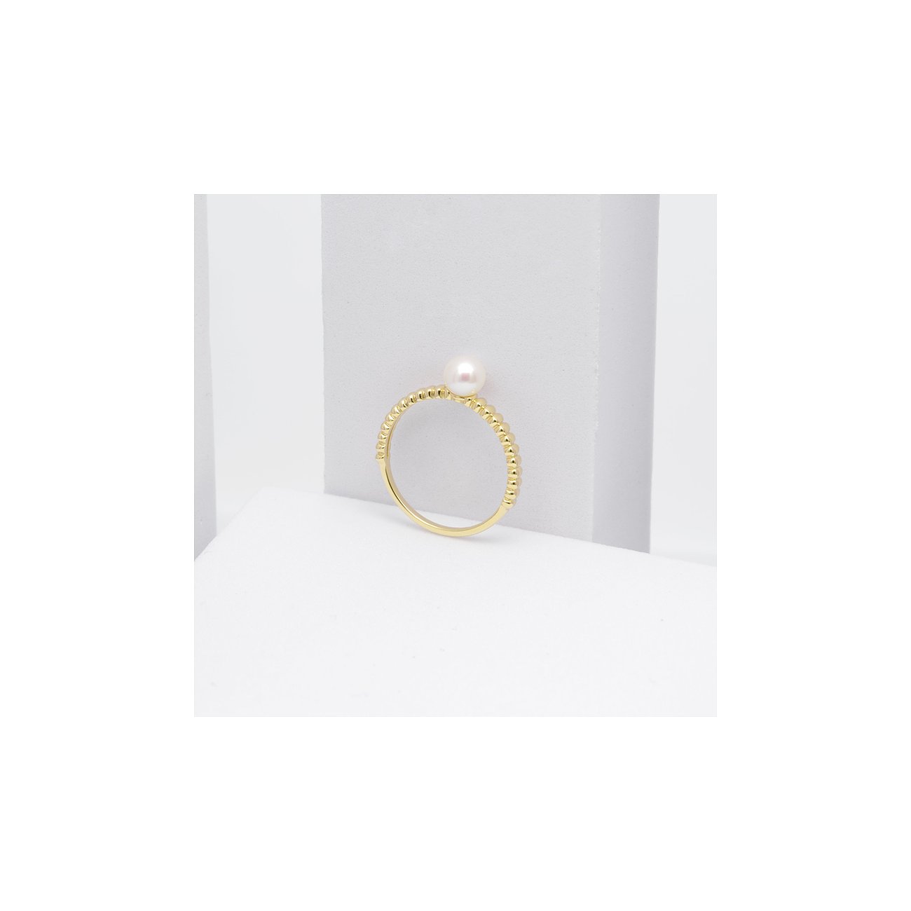 CHRIST Damenring aus 585 Gelbgold mit Perle und Perlenmuster.