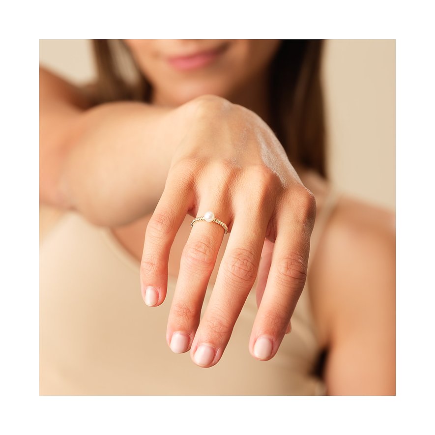 CHRIST Ring aus 585 Gelbgold mit Perle und gedrehter Ringschiene.