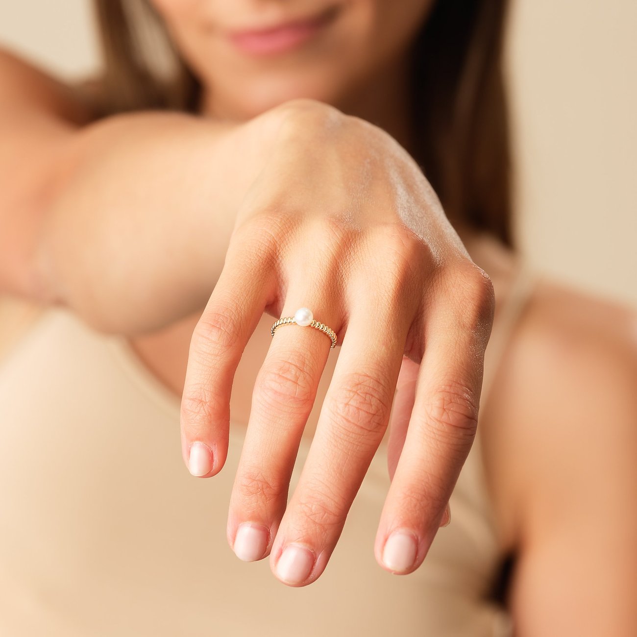 CHRIST Ring aus 585 Gelbgold mit Perle und gedrehter Ringschiene.