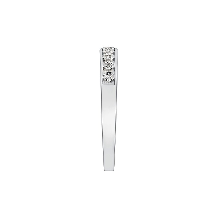Nahaufnahme eines CHRIST Rings aus 585 Weißgold von der Seite, der schräg eine Reihe von Diamanten in Fassungen zeigt.