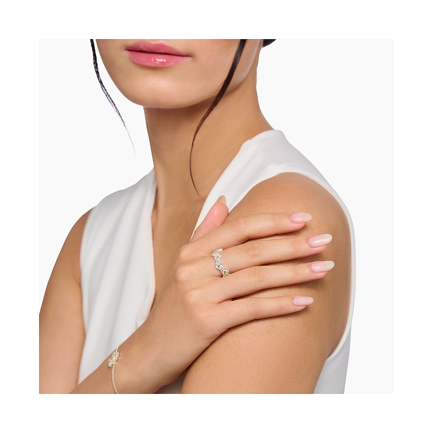 Ein Thomas Sabo Silberring mit Zirkonia-Steinen ziert den Finger eines Modells, von der Seite aufgenommen.