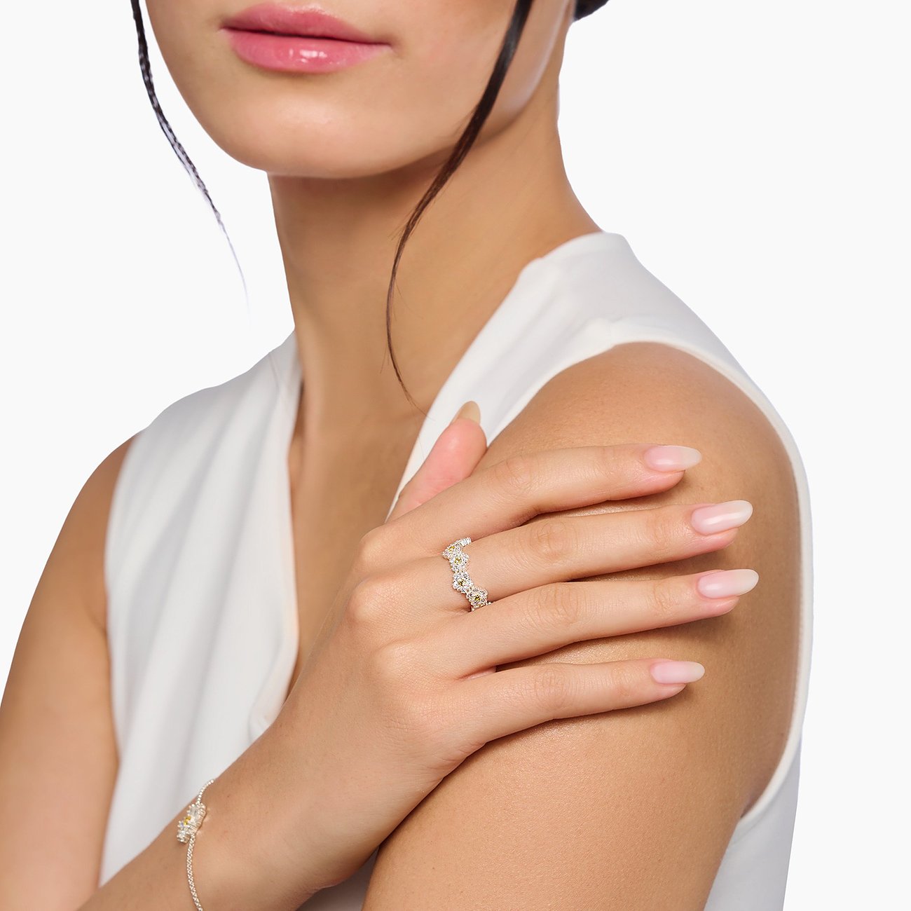 Ein Thomas Sabo Silberring mit Zirkonia-Steinen ziert den Finger eines Modells, von der Seite aufgenommen.