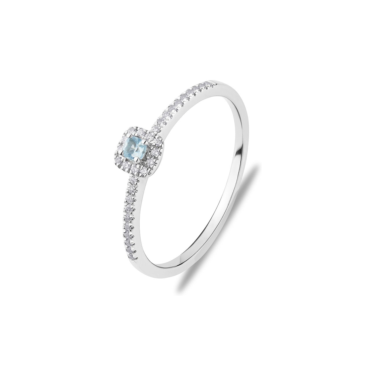 CHRIST Ring aus 585 Weißgold, besetzt mit einem quadratischen hellblauen Topas, umgeben von kleinen, funkelnden Steinen.