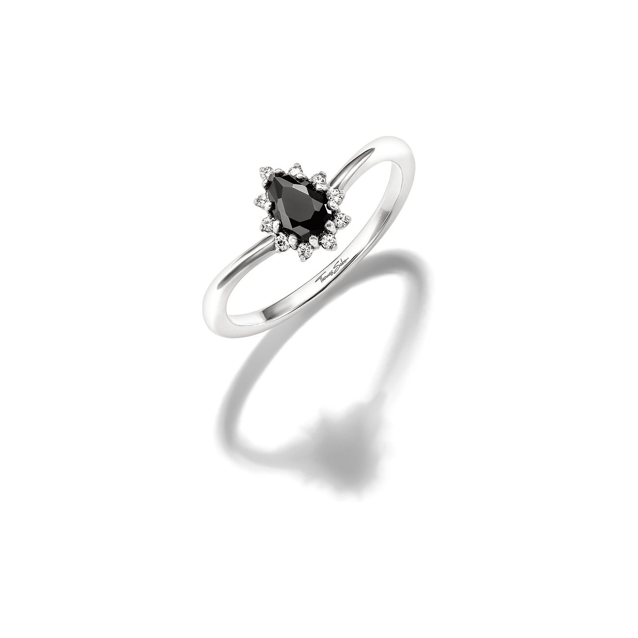 Thomas Sabo Ring aus 925er Silber mit tropfenförmigem schwarzem Zirkonia, umgeben von kleinen klaren Zirkonias.