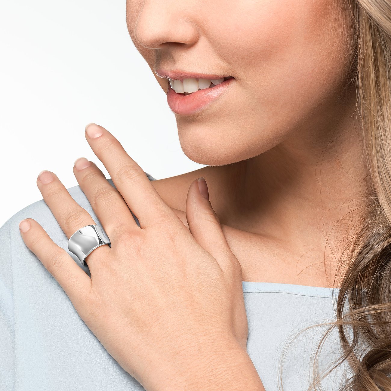Quinn Ring aus 925er Silber, Bandring mit geschwungener Form.
