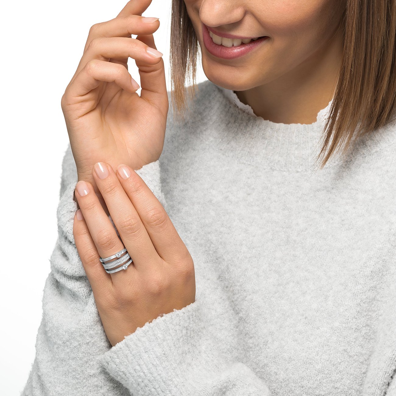 JETTE Ring aus rhodiniertem 925er Silber mit Zirkonia besetzt.