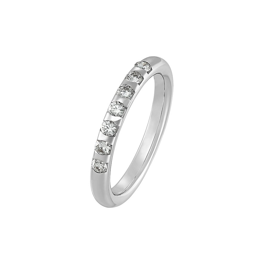 CHRIST Ring aus 585 Weißgold mit sieben Diamanten, schräg von oben aufgenommen.