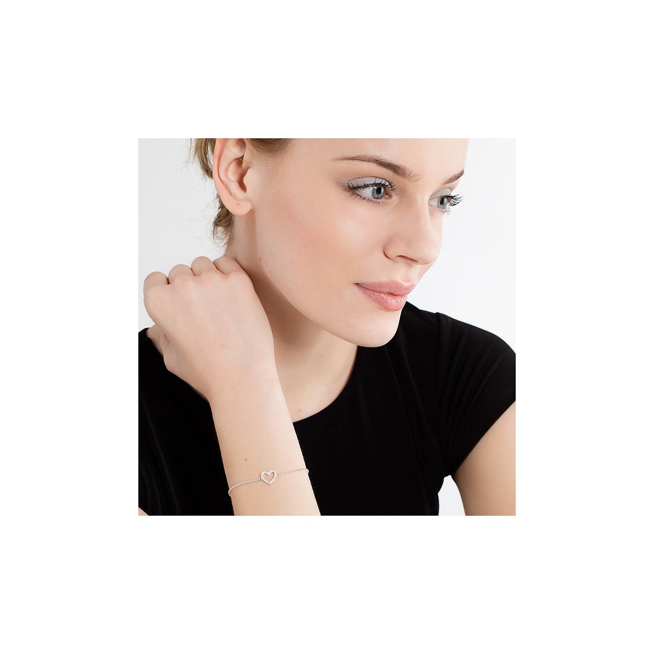 Thomas Sabo Armband aus 925er Silber mit Zirkonia und Herz-Anhänger.