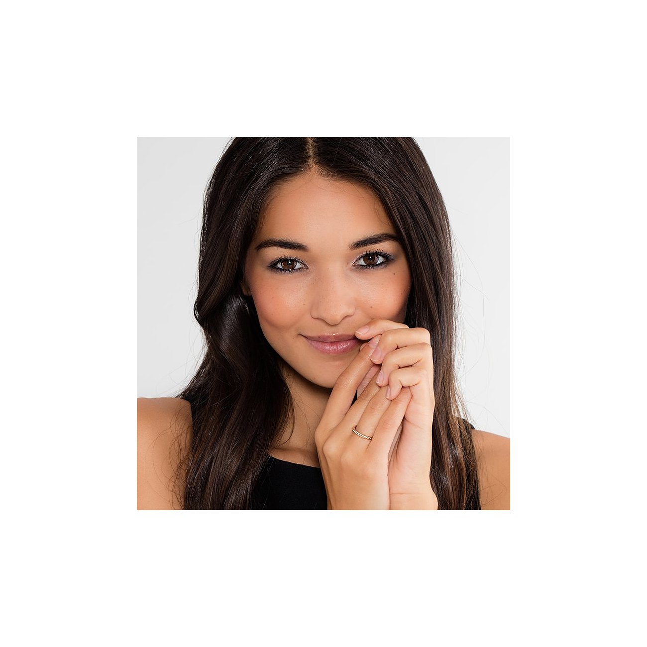 Eine Frau trägt einen Thomas Sabo Ring aus Silber und Roségold an ihrer Hand. Sie lächelt in die Kamera.