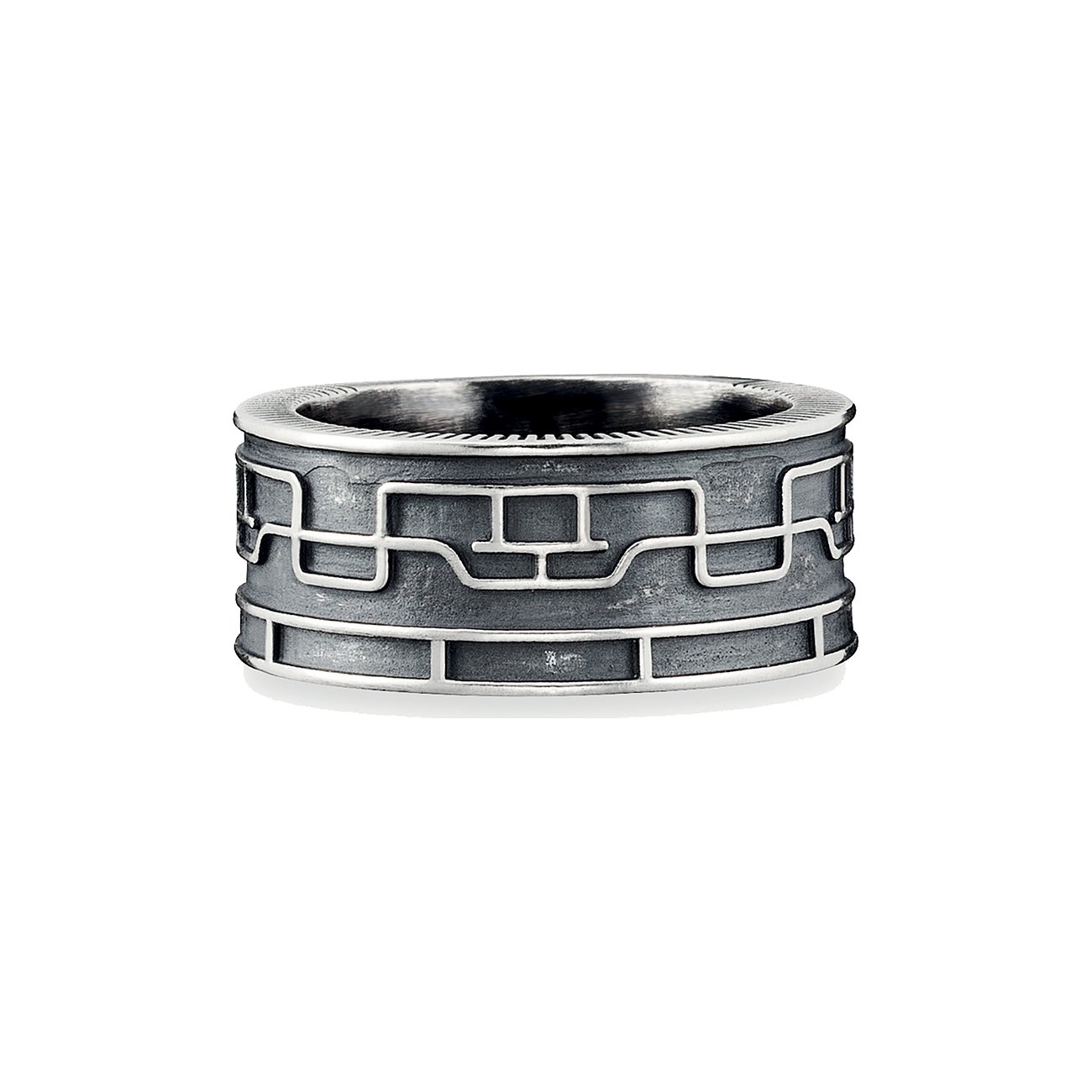 Caï herrring i 925 silver med mörk design och ljust accentuerade geometriska ornament.