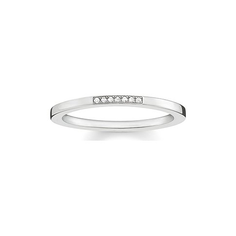 Thomas Sabo Ring aus 925er Silber mit einer Reihe funkelnder Diamanten, von oben fotografiert.