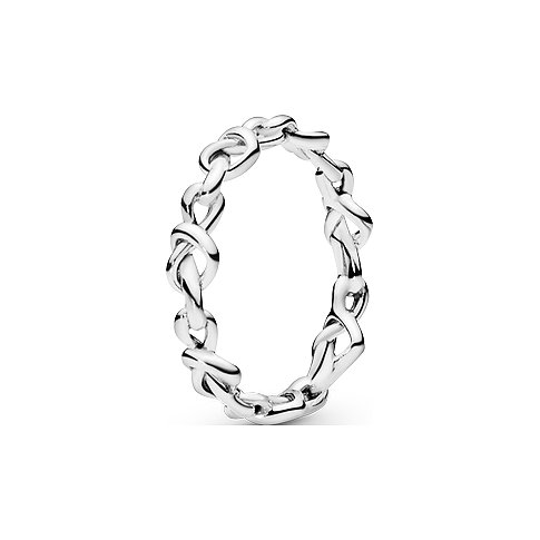 Pandora Silberring aus 925er Silber im Knotenring-Design, eng fotografiert vor weißem Hintergrund.