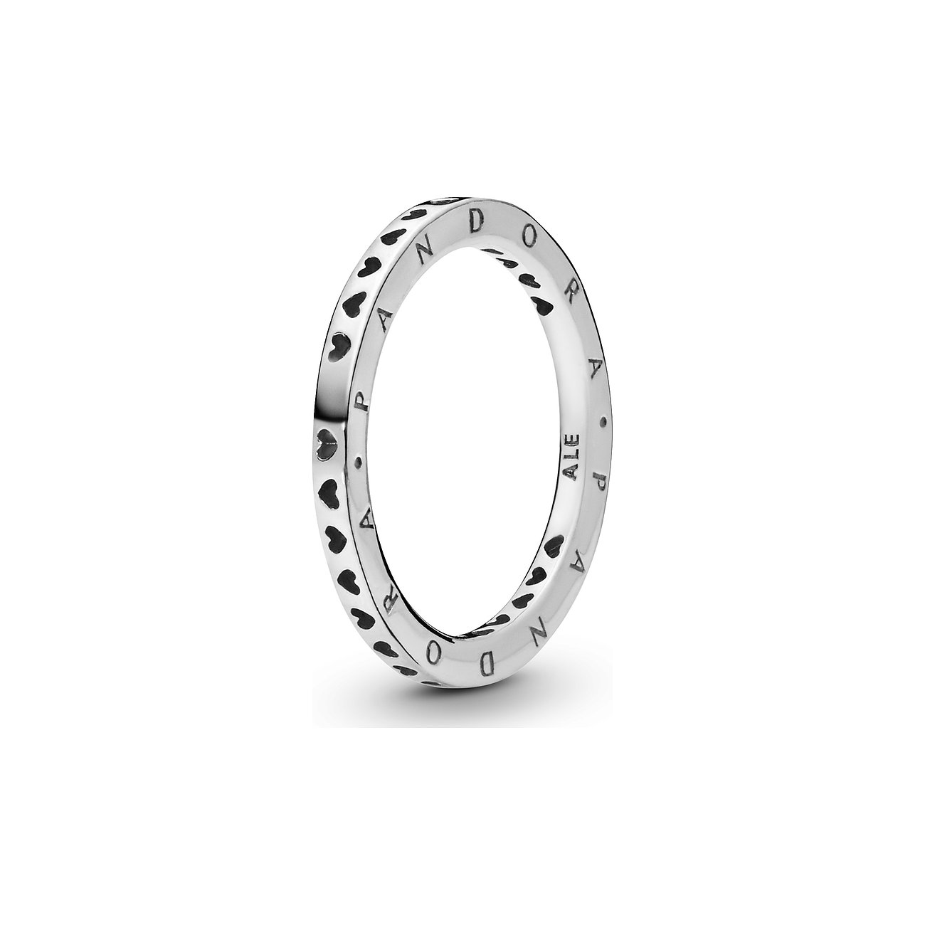 Pandora Ring aus 925er Silber mit gravierten Herzen und dem Pandora-Logo, schräg von oben aufgenommen.
