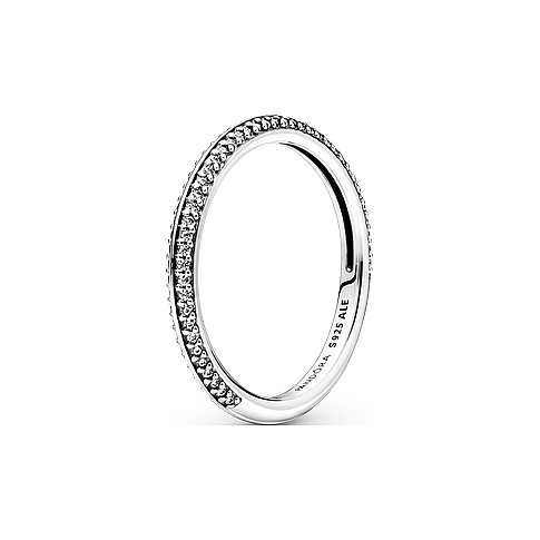 Nahaufnahme eines Pandora Rings aus 925er Silber mit Zirkonia, der in einer durchgehenden Linie gefasst ist.