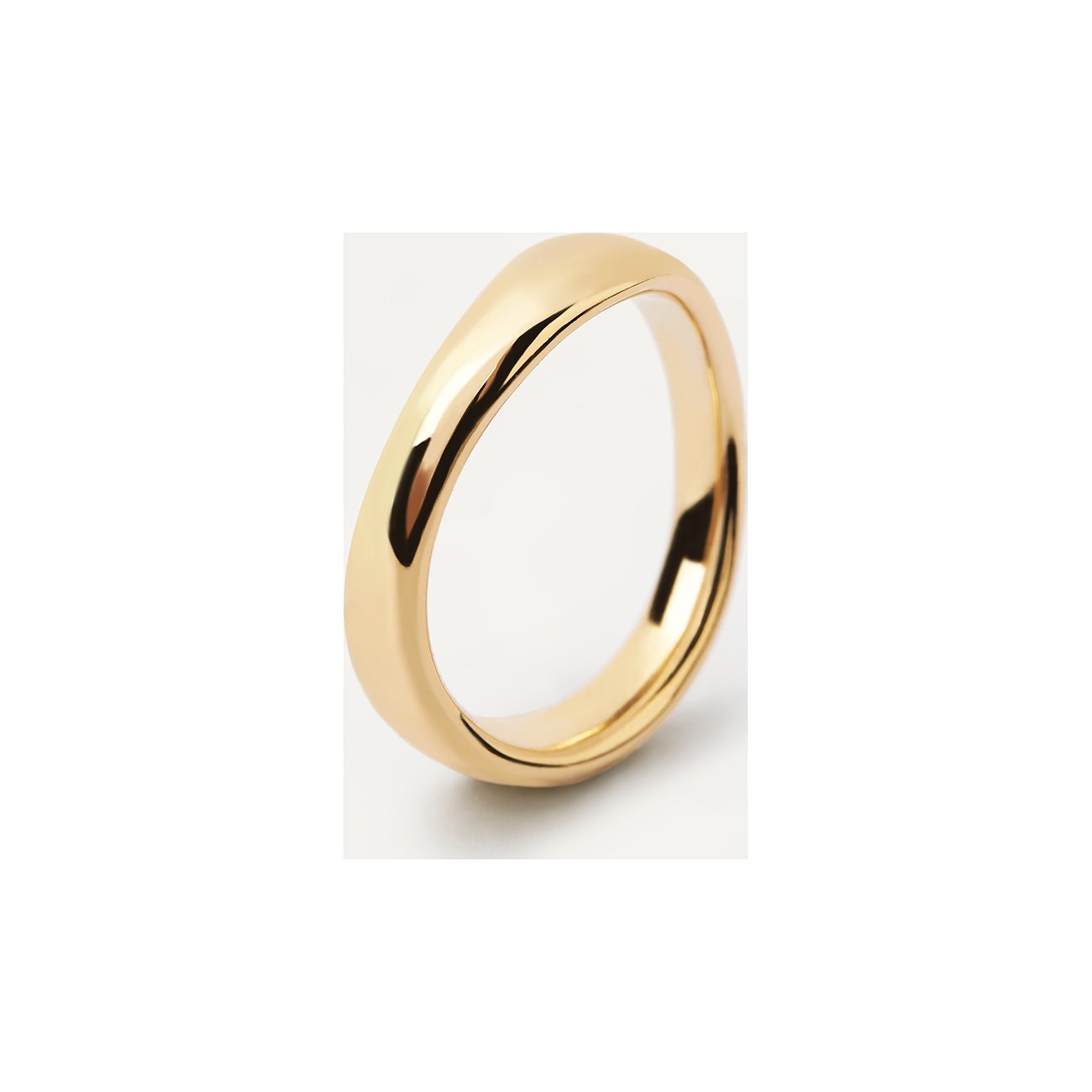 Nahaufnahme eines minimalistischen goldenen PdPaola Rings aus Silber von oben links gesehen, der in einem Bogen aufsteigt.