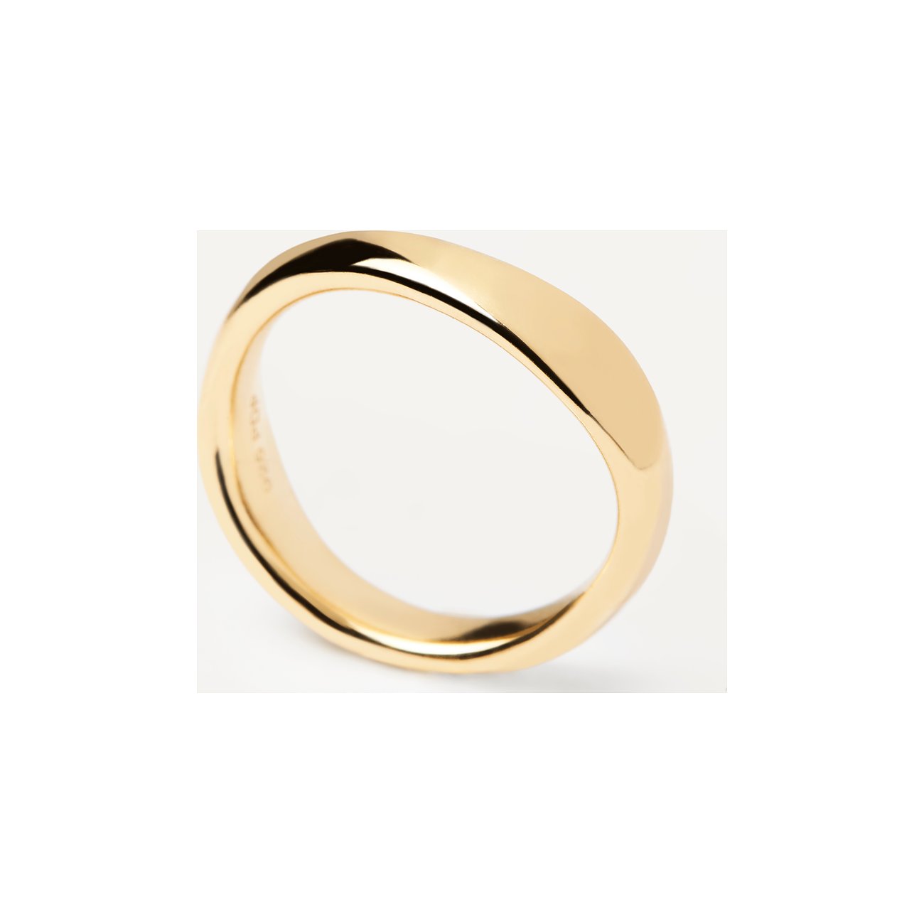 Ein glänzender goldfarbener PdPaola Ring aus 925er Silber mit dünnen, abgerundeten Kanten, in der Nahaufnahme.