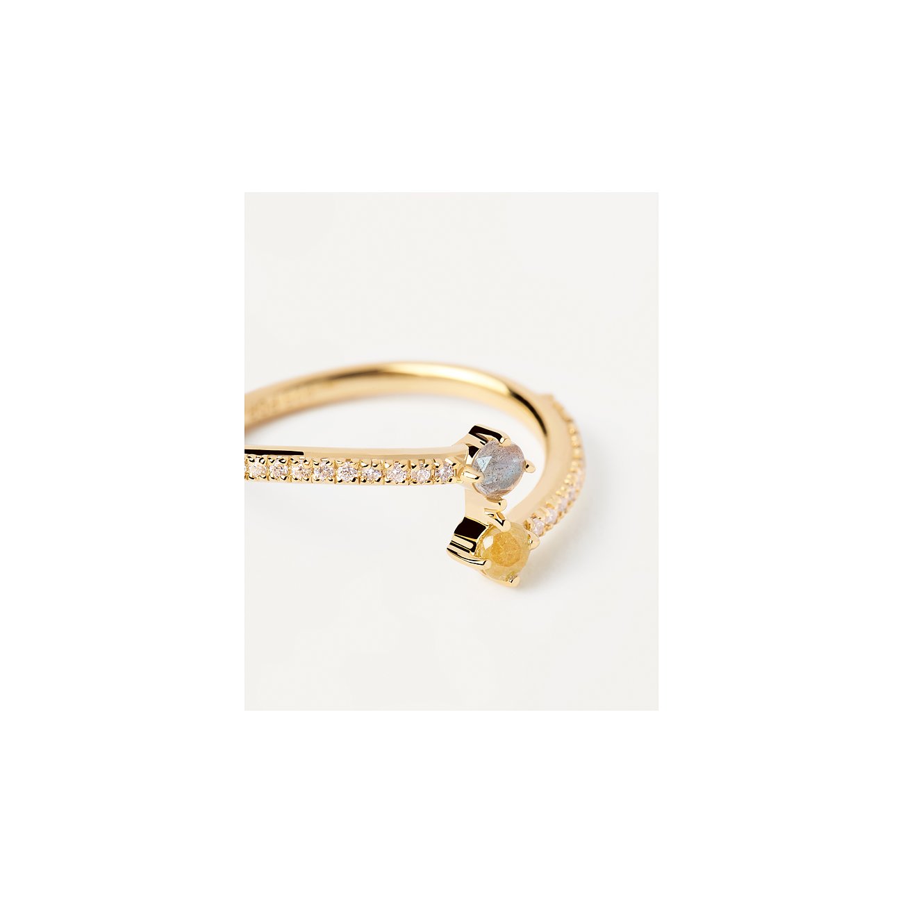 Ein offener PdPaola Ring aus vergoldetem 925er Silber mit kleinen Schmucksteinen und zwei grösseren Farbsteinen (Labradorit).