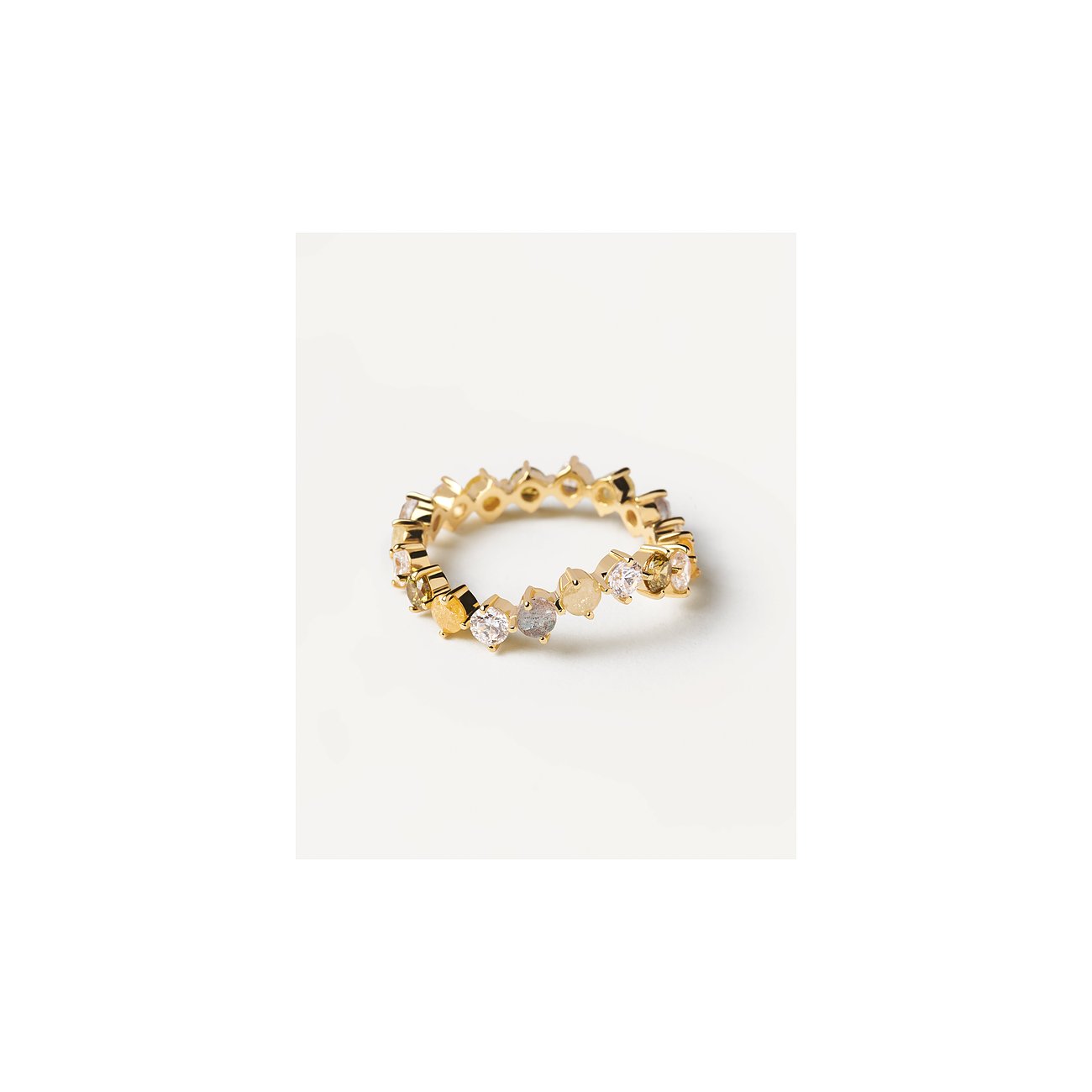 Nahaufnahme eines PdPaola Labradorit-Rings aus vergoldetem Silber mit verschiedenen runden Farbsteinen.