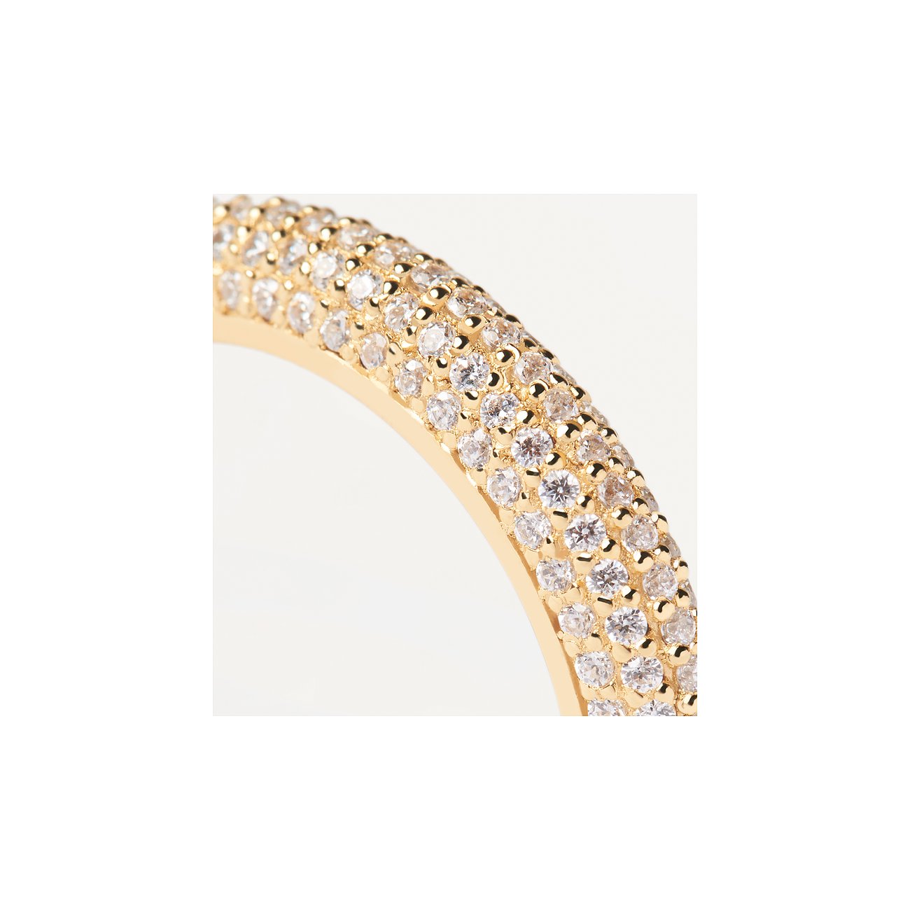 Detailansicht des PdPaola Pave-Rings aus goldfarbenem Silber mit drei Reihen funkelndem Zirkonia.