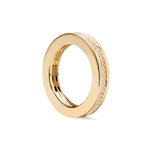 Ein PdPaola Ring aus vergoldetem Silber mit einer Reihe klarer Zirkonia, schräg von oben aufgenommen.