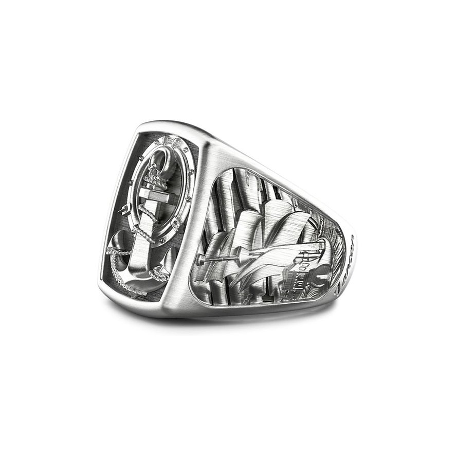 Zancan Herrenring aus mattiertem 925er Silber mit Anker- und Schiffsmotiv, leicht von oben gesehen.