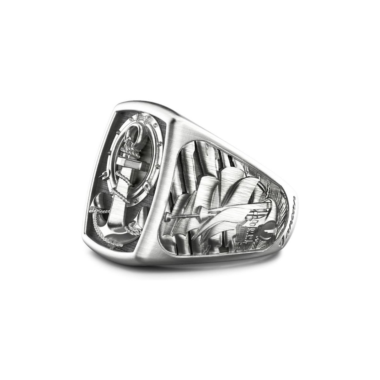 Zancan Herrenring aus mattiertem 925er Silber mit Anker- und Schiffsmotiv, leicht von oben gesehen.