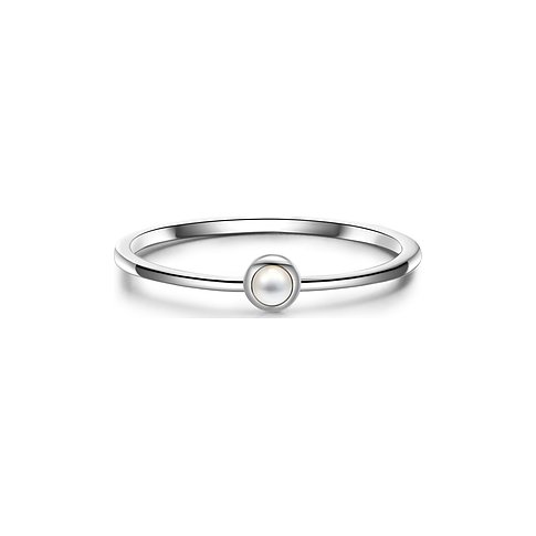Glanzstücke München Ring aus 925er Silber mit einer einzelnen runden Perlmutt-Einlage in der Mitte.