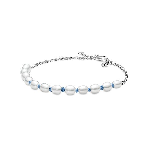 Pandora Armband aus Sterling-Silber mit blauer Kordel und mehreren weißen Perlen, die elegant aufgereiht sind.