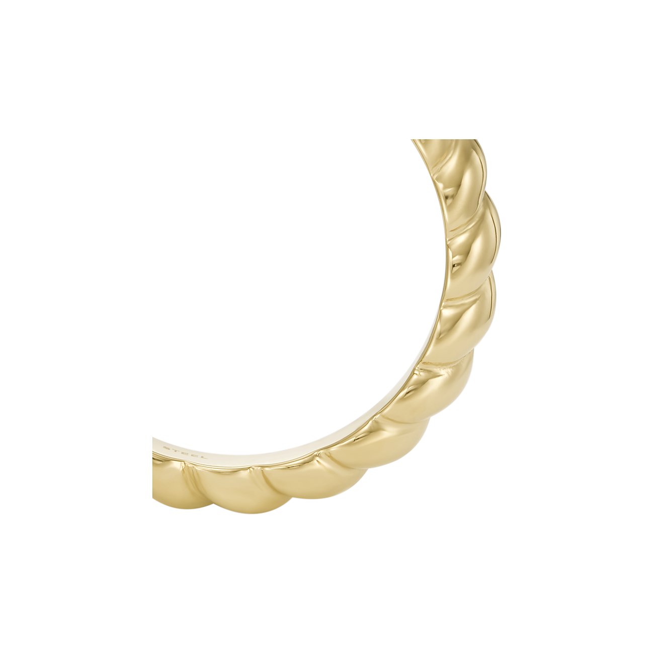 Primo piano di un anello Fossil color oro in acciaio inossidabile con un design intrecciato sul bordo inferiore.
