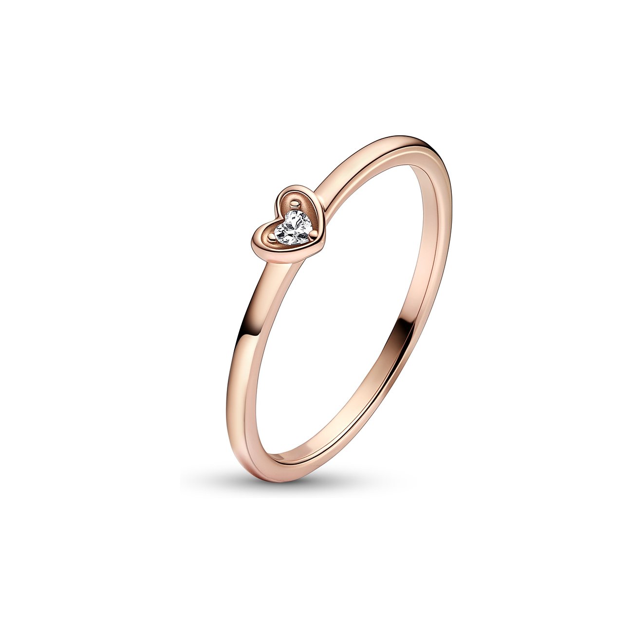 Ein Pandora Ring aus roségoldfarbenem Metall mit einem herzförmigen Zirkonia in der Mitte, von vorne aufgenommen.