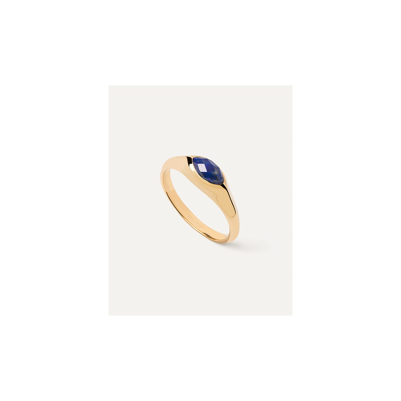 Der PdPaola Ring aus 925er Silber zeigt einen facettierten blauen Lapislazuli Stein in der Mitte.