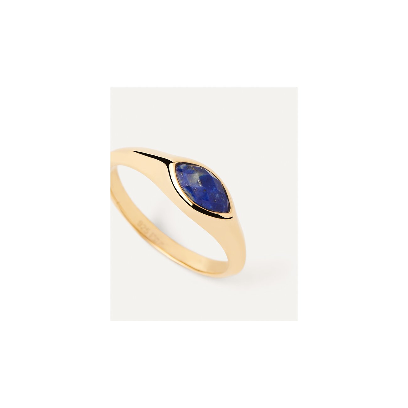 Nahaufnahme eines PdPaola 925er Silberrings, goldplattiert, mit einem marquiseförmigen facettierten Lapislazuli