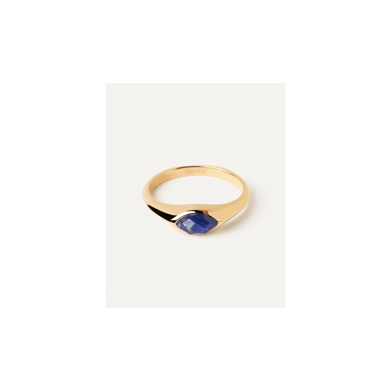 PdPaola Ring aus vergoldetem 925er Silber mit einem facettierten, rautenförmigen Lapislazuli in der Mitte.