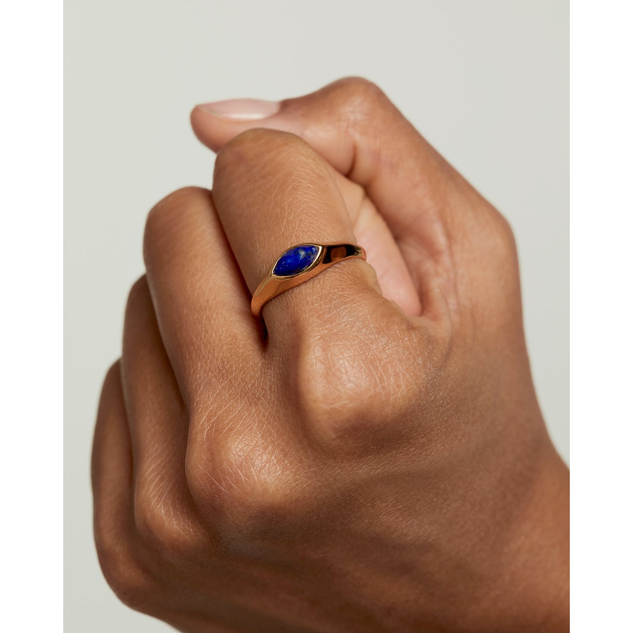 Der PdPaola Ring aus 925er Silber mit Lapislazuli auf der Hand einer Person, Nahaufnahme von oben.