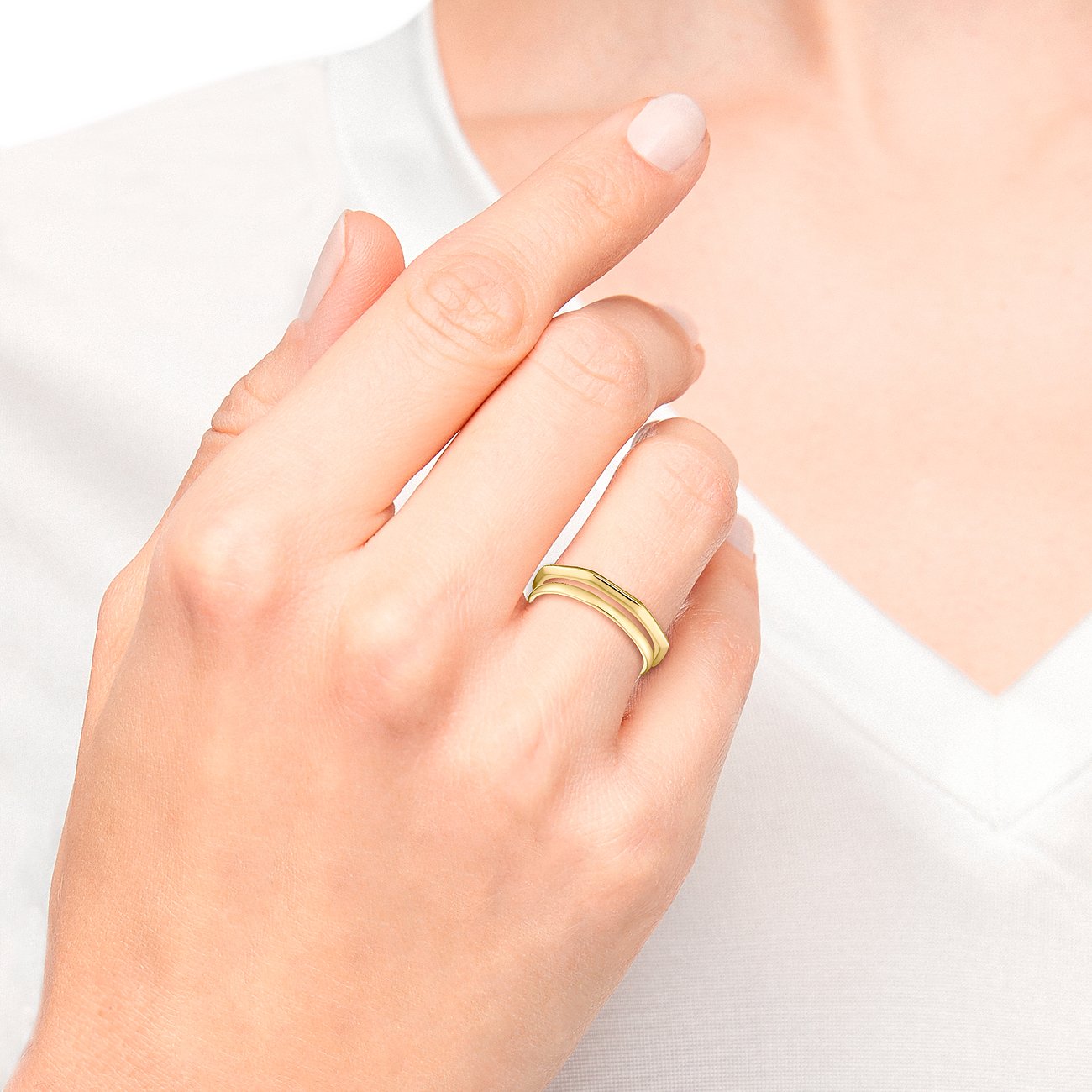 Nahaufnahme eines s.Oliver 925 Silber Rings an einer Hand. Der glänzende Ring besteht aus zwei goldenen Bändern.