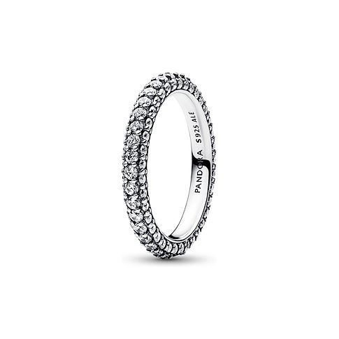 Pandora Ring aus 925er Silber mit vollständigem Band aus funkelnden Zirkonia-Pavé-Steinen, geneigt und im Detail sichtbar.