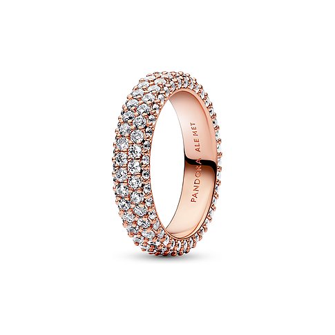 Roségoldfarbener Pandora Ring mit drei Reihen funkelnden Zirkonia-Steinen, aus leichter Vogelperspektive.